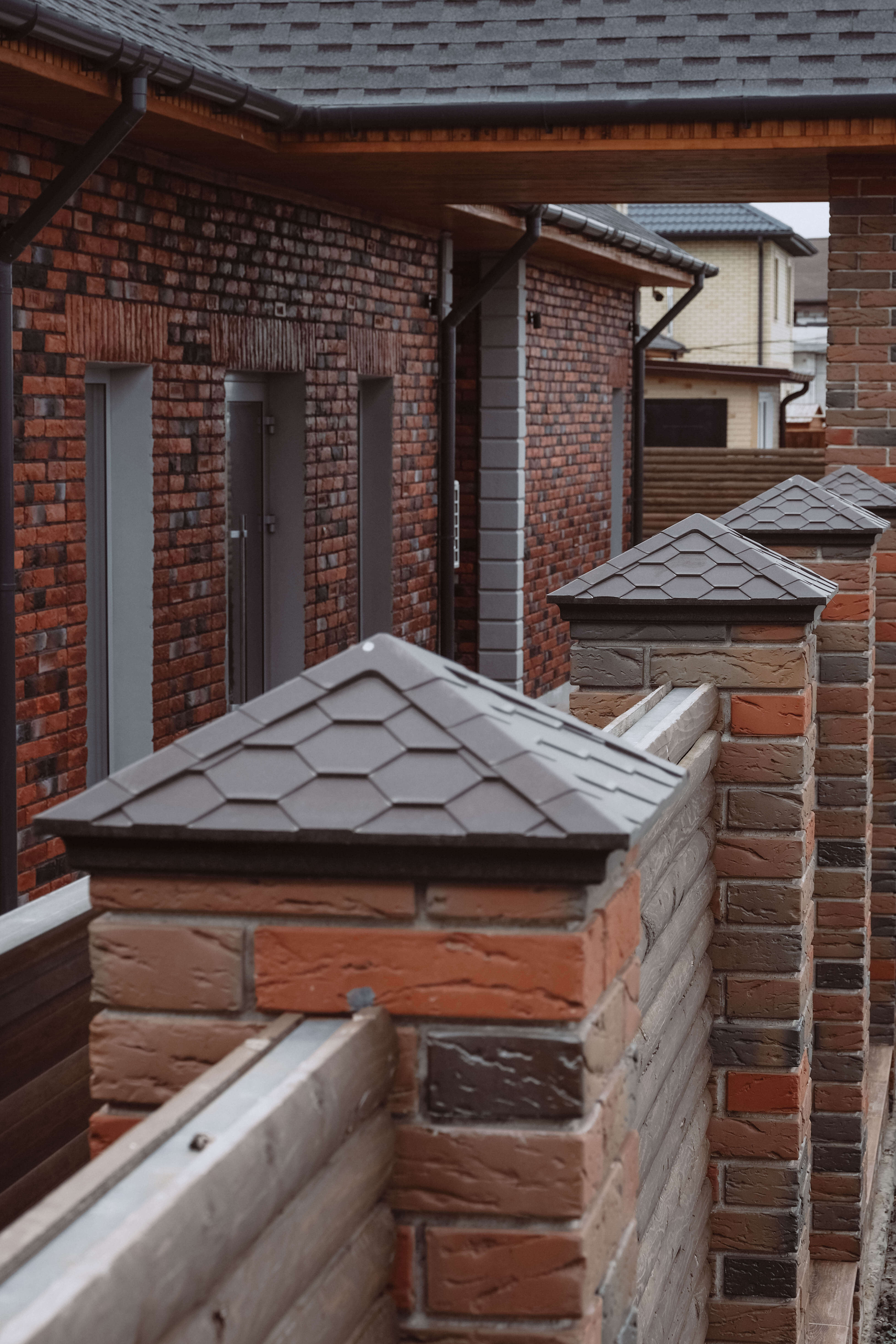 Колпак Zking Эверест Коричневый на столб 1.5х1.5 кирпича (390х390мм) в Гатчине фото